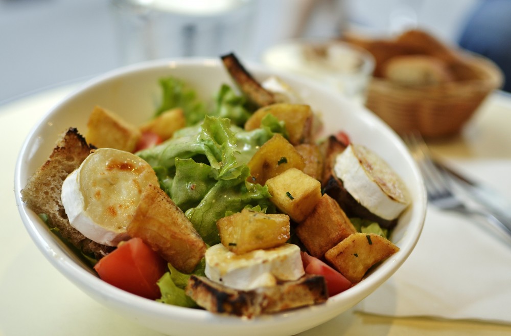 Solo salad in Paris
